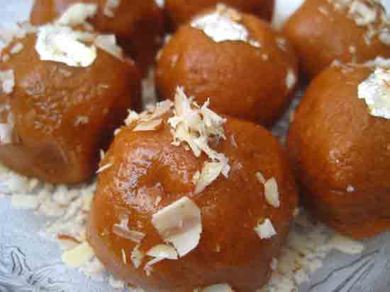 Besan Laddu Recipe by Sonia Goyal