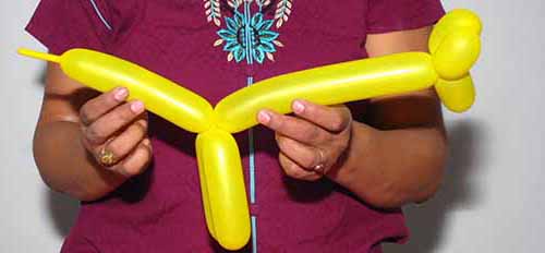 How to make balloon giraffe both front legs