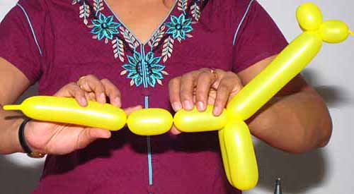 How to make balloon giraffe rear legs