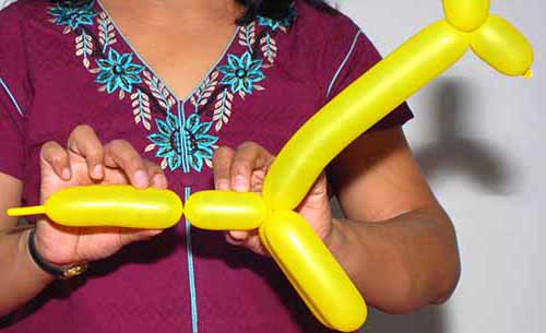 How to make balloon giraffe stomach