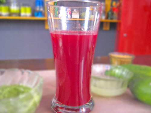 Combination of cucumber and beetroot juice
