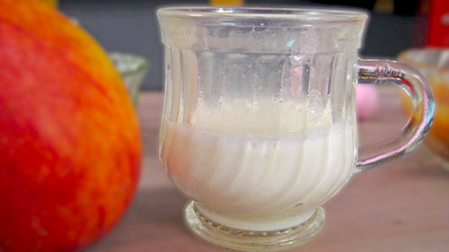 Boiled milk with apple