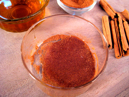 Combiation Of Cinnamon Powder And Honey
